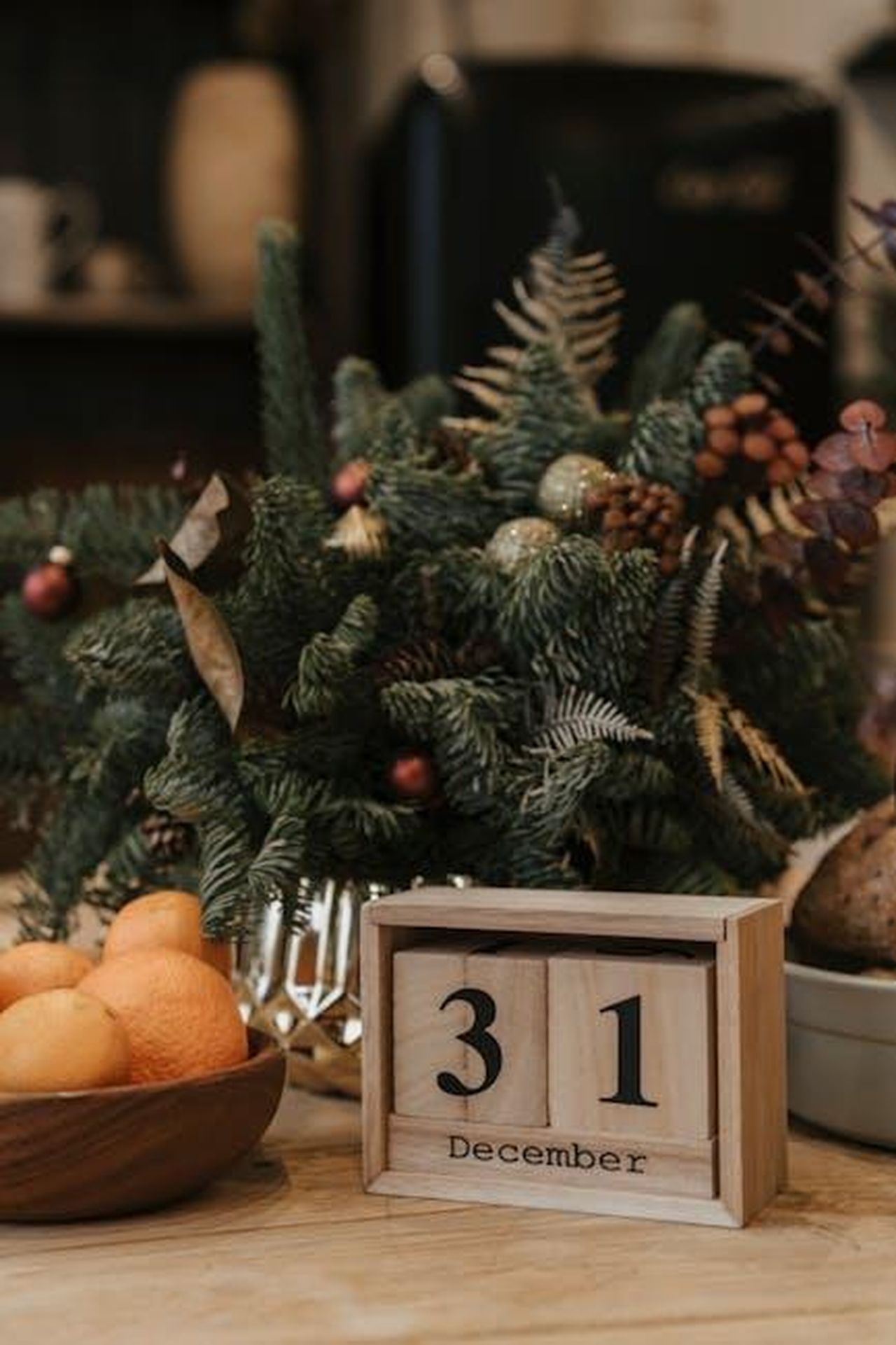 Trama_di_Countdown_e_dettagli_sulla_produzione_6Pp3fWNY6w - Confidenze24 Source: olia danilevich - pexels - Elegant New Year's Eve table setting with December 31 calendar and festive decorations.