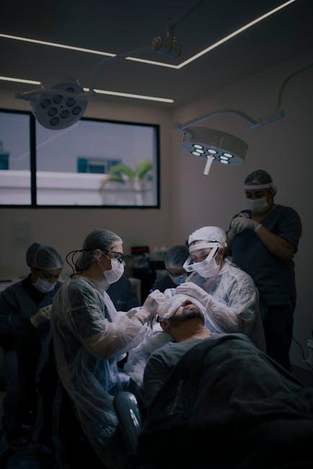 Trapianto_di_capelli_uDO0g7C0J2 - Confidenze24 Source: Isabella Mendes - pexels - Surgeons conduct a hair transplant procedure in a modern operating room.