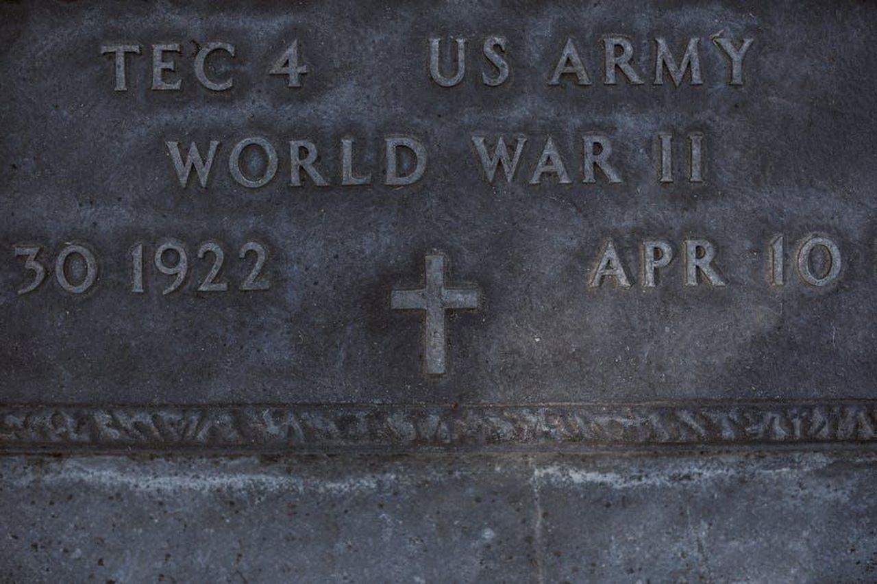 Tributi_e_Ricordi_di_Celebrit_per_Angie_Stone_Ik0C9QVgDJ - Confidenze24 Source: RDNE Stock project - pexels - Close-up view of a US Army World War II veteran's gravestone with details engraved.