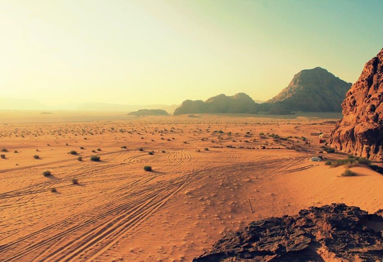 Tributi_per_Eddie_affluiscono_rrVP5m0qzj - Confidenze24 Source: Oday Hazeem - pexels - Explore the stunning beauty of Wadi Rum's arid desert landscape, bathed in warm sunset hues.