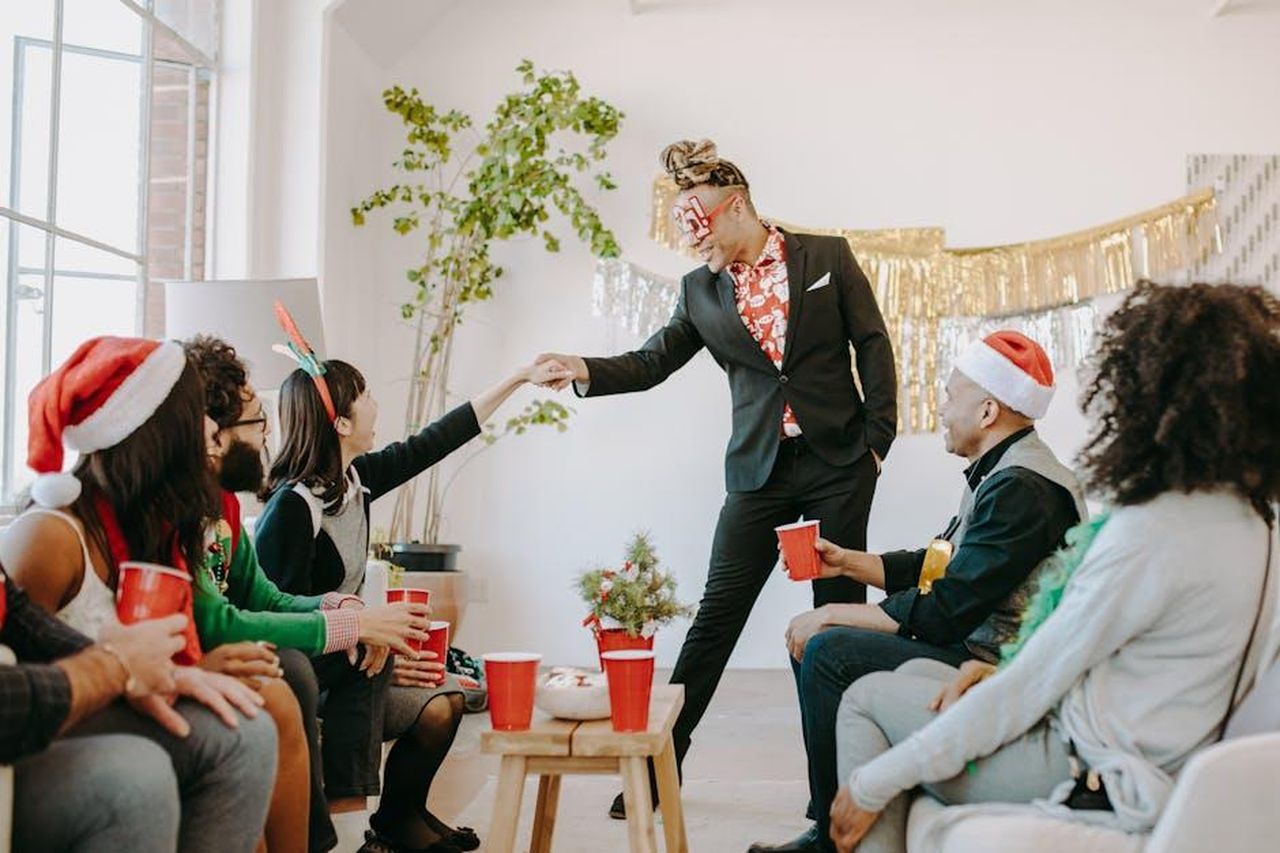 Tributo_di_compleanno_di_Mary_Berry_dal_marito_Paul_gWJrcHgPtc - Confidenze24 Source: RDNE Stock project - pexels - A lively indoor holiday party with friends in festive attire sharing drinks and laughter.