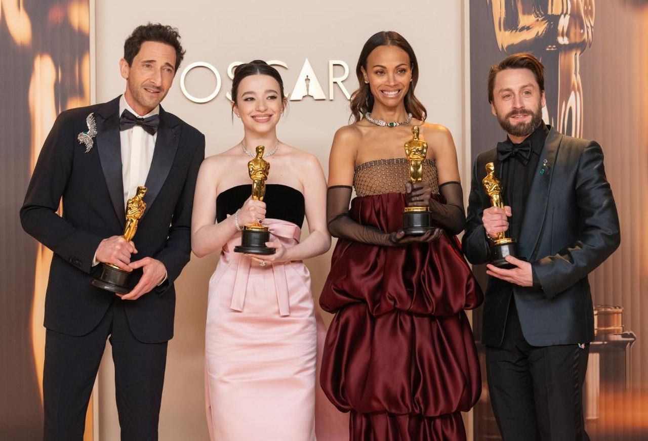 Trionfi_e_sorprese_agli_Oscar_2025_SuQioqM2eZ - Confidenze24 Source: Avalon Red - - Mikey Madison con il suo Oscar