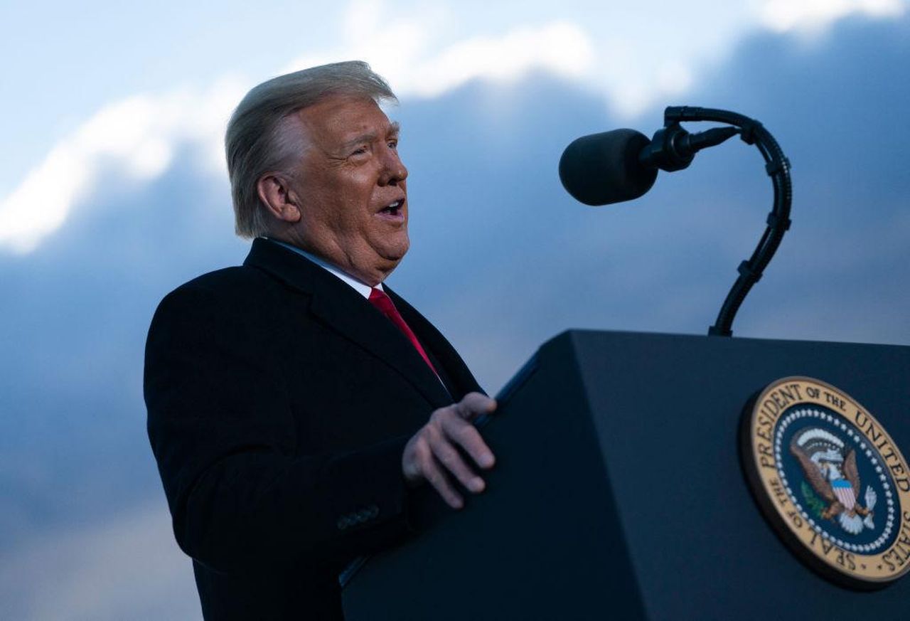 Trump_vuole_compensazione_finanziaria_per_i_condannati_del_6_gennaio_yA1i81ZSkc - Confidenze24 Source: ALEX EDELMAN - - Donald Trump e i rivoltosi del 6 gennaio