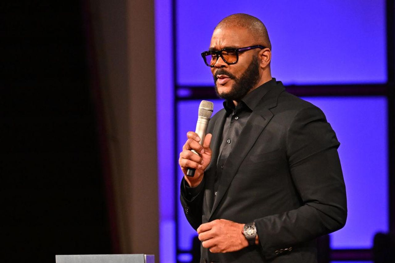 Tyler_Perry_Esprime_la_Sua_Rabbia_per_il_Trattamento_di_Angie_Stone_KOcjrBAsyj - Confidenze24 Source: Paras Griffin / Getty - Bossip - Servizio Funebre di Angie Stone