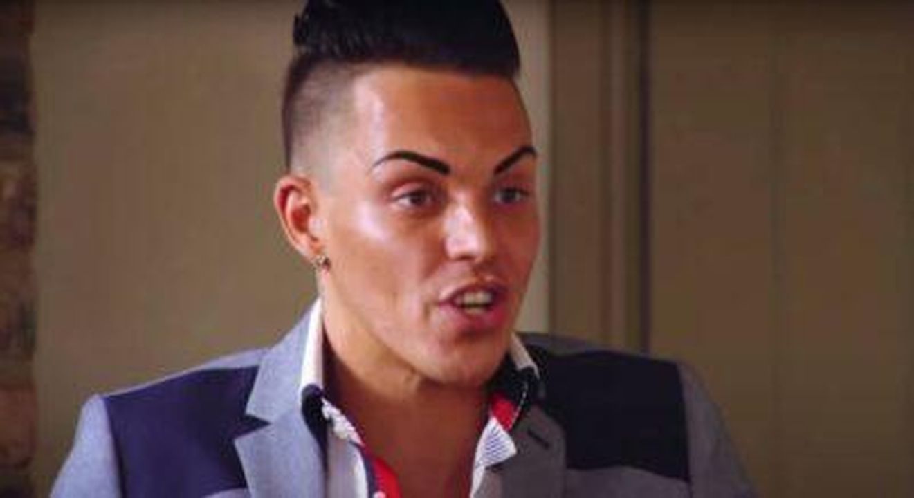 Ultime_notizie_su_Bobby_Norris_USzJ2xzRjz - Confidenze24 Source: YouTube - - Bobby Norris si agita su TOWIE