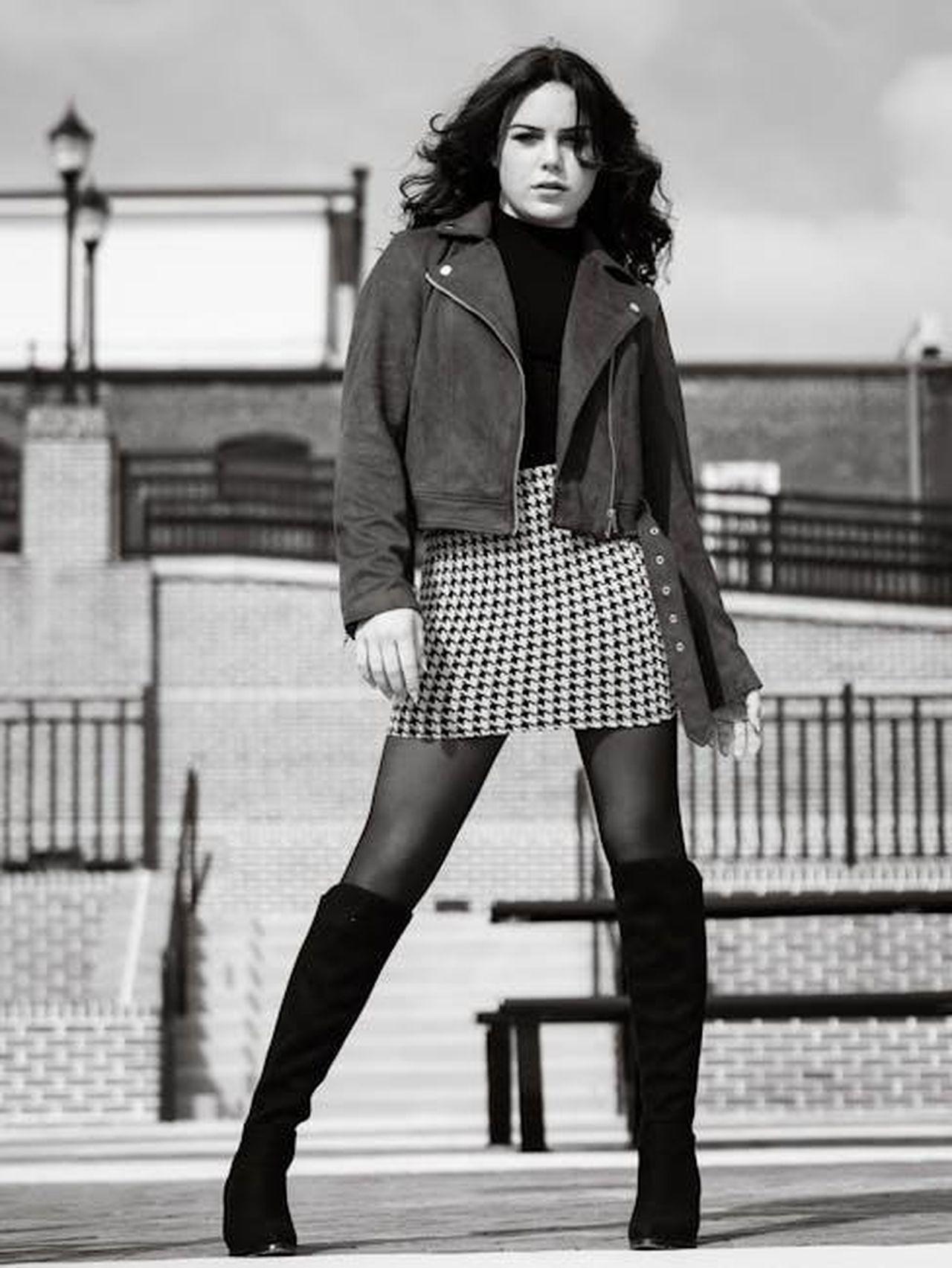 Umiliato_dq4vqe7BFi - Confidenze24 Source: Sherman Trotz - pexels - Stylish urban fashion portrait of a young woman in Atlanta, GA, with a vintage vibe.