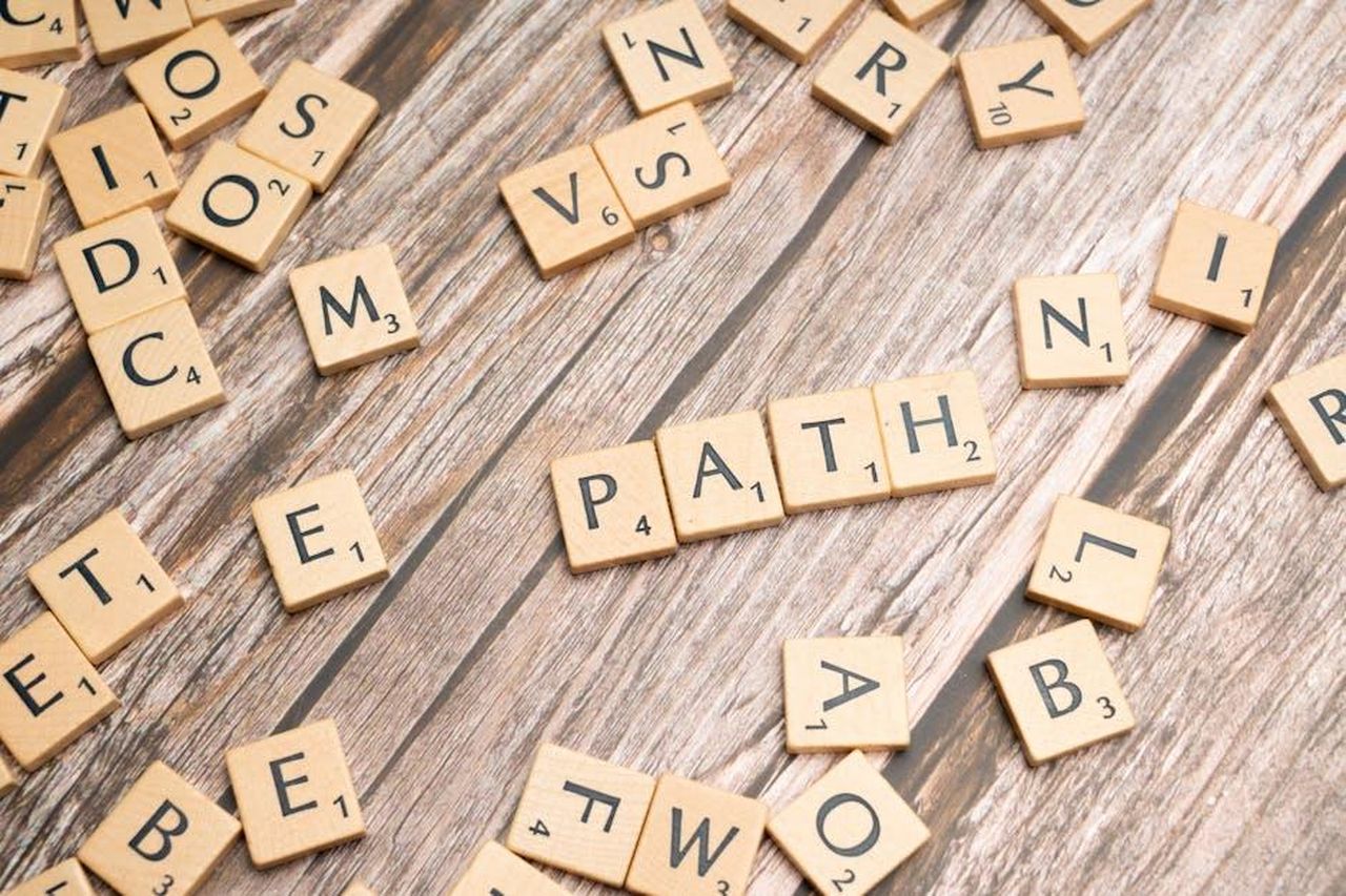 Un_Percorso_di_Carriera_Totalmente_Non_Strategico_ebqZCZg8lF - Confidenze24 Source: Markus Winkler - pexels - Scrabble tiles spelling 'Path' on a rustic wooden background, symbolizing direction and choice.