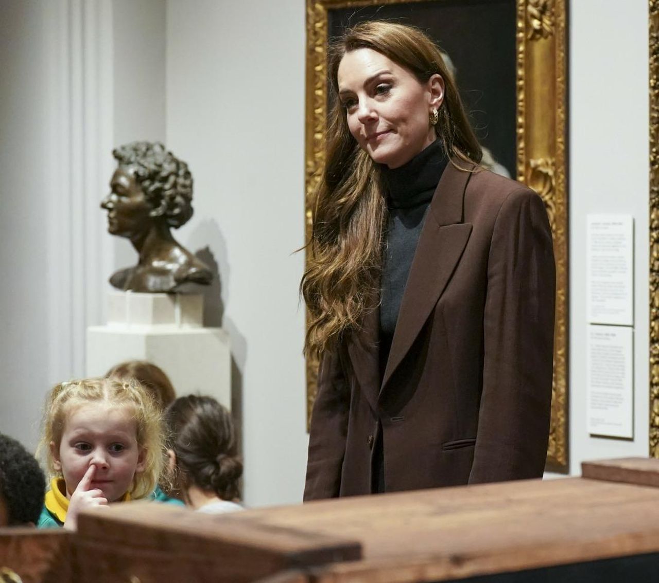 Un_codice_di_abbigliamento_informale_per_il_personale_WJrWBal71J - Confidenze24 Un codice di abbigliamento informale per il personale William e Kate in un evento pubblico