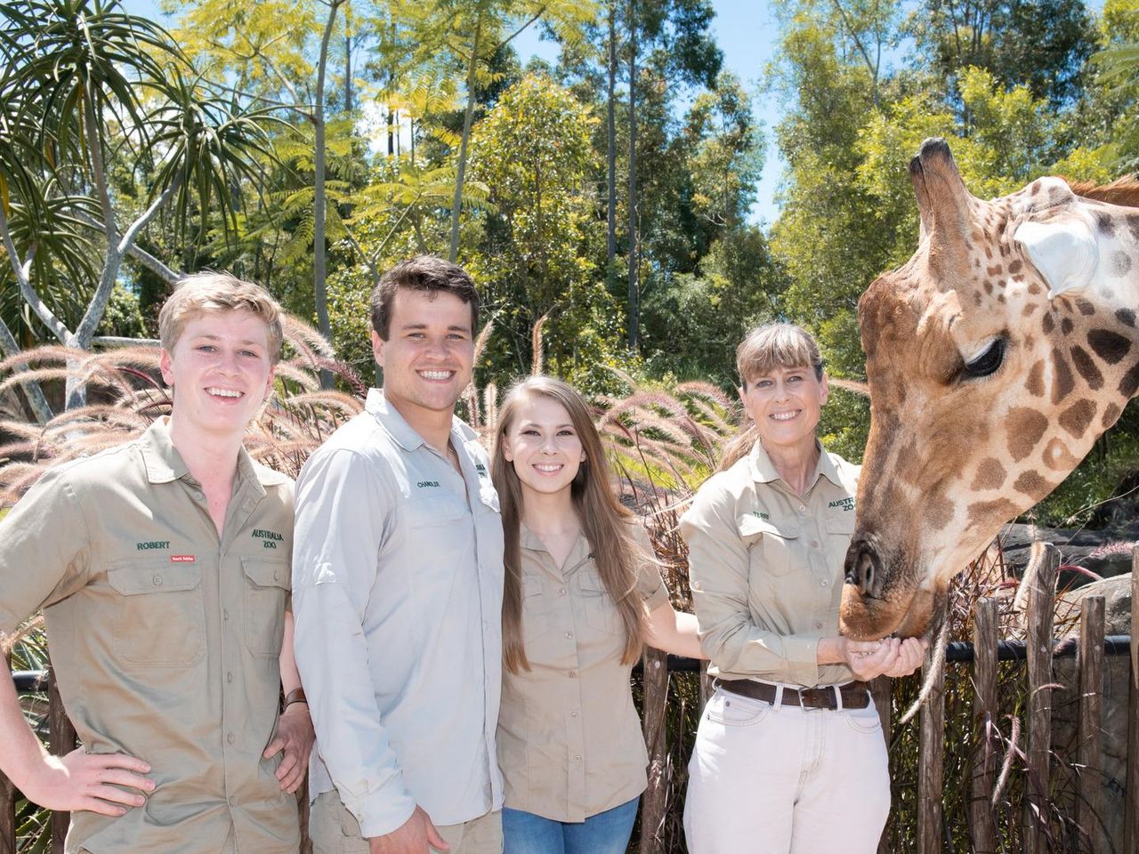 Un_compleanno_indimenticabile_con_animali_WEVR0ajZey - Confidenze24 Source: Ben Beaden / Australia Zoo - Australia Zoo - Robert Irwin, Chandler Powell, Bindi Irwin e Terri Irwin mentre danno da mangiare a una giraffa