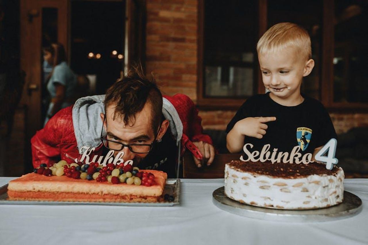 Un_compleanno_speciale_per_una_famiglia_speciale_8y7z8P9p8i - Confidenze24 Source: Helena Jankovičová Kováčová - pexels - Child and man celebrate birthday with joy, surrounded by cakes and laughter indoors.