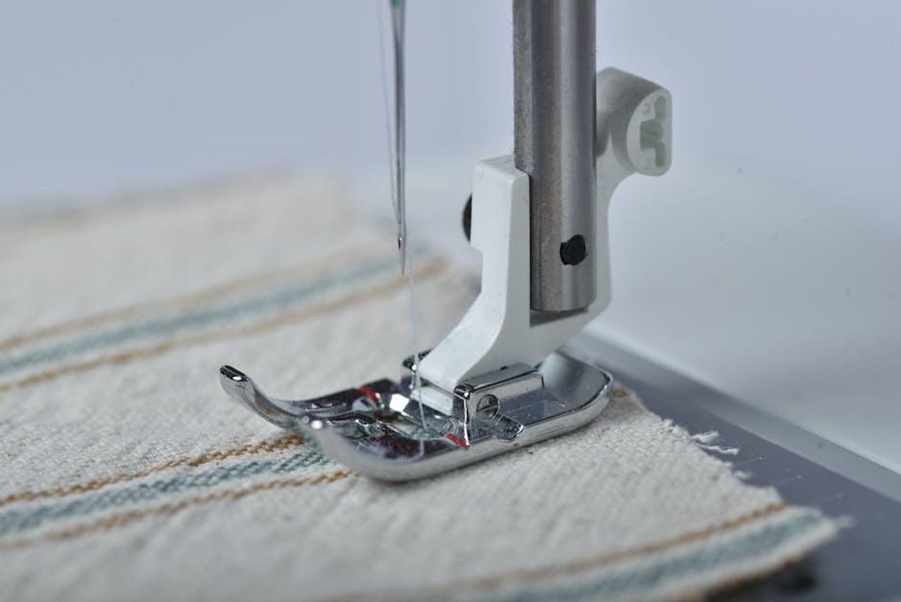 Un_film_liveaction_di_Lilo__Stitch_lYeBM7fw10 - Confidenze24 Source: Jacob Moseholt - pexels - Detailed view of a sewing machine needle working on fabric, showcasing precision and craftsmanship.