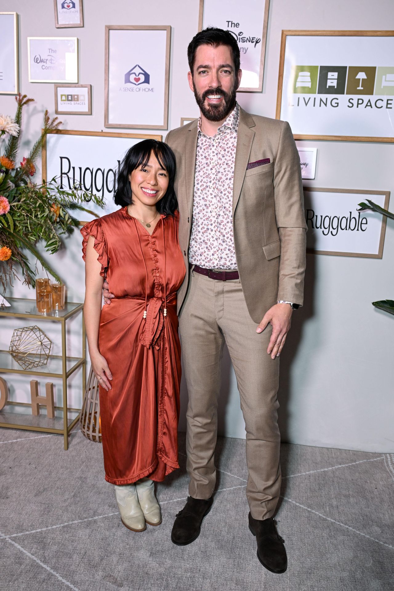 Un_giorno_a_Legoland_con_Parker_Ztd0RA2WzL - Confidenze24 Source: Griffin Nagel/Variety via Getty Images - Getty Images - Linda Phan e Drew Scott all'A Sense of Home Gala