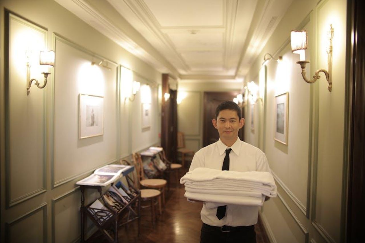 Un_libro_che_Meghan_ama_per_s_stessa_VD217qmpWU - Confidenze24 Source: Andrea Piacquadio - pexels - A young male hotel staff member carrying fresh towels in a beautifully lit hotel hallway.