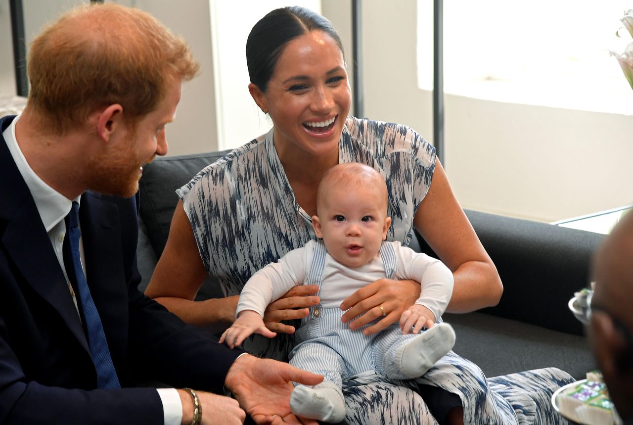 Un_momento_affettuoso_con_i_bambini_a6mnb2O1aM - Confidenze24 Source: Toby Melville – Pool/Getty Images - Getty Images - Meghan Markle, il principe Harry e il principe Archie durante il loro tour reale in Sudafrica.
