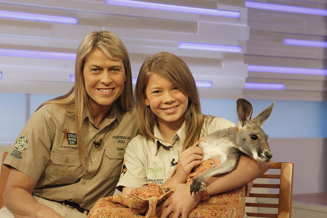 Un_momento_dolce_tra_Grace_e_un_canguro_dKXhDzZkvI - Confidenze24 Source: Lou Rocco/Disney General Entertainment Content via Getty Images - Getty Images - Bindi e Grace Irwin con un canguro