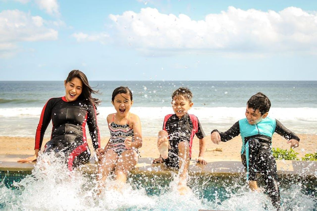 Un_momento_dolce_tra_madre_e_figlia_sulla_spiaggia_cNu7iqha1U - Confidenze24 Source: Yulianto Poitier - pexels - A family having fun splashing water near the seashore on a sunny day in Bali, Indonesia.