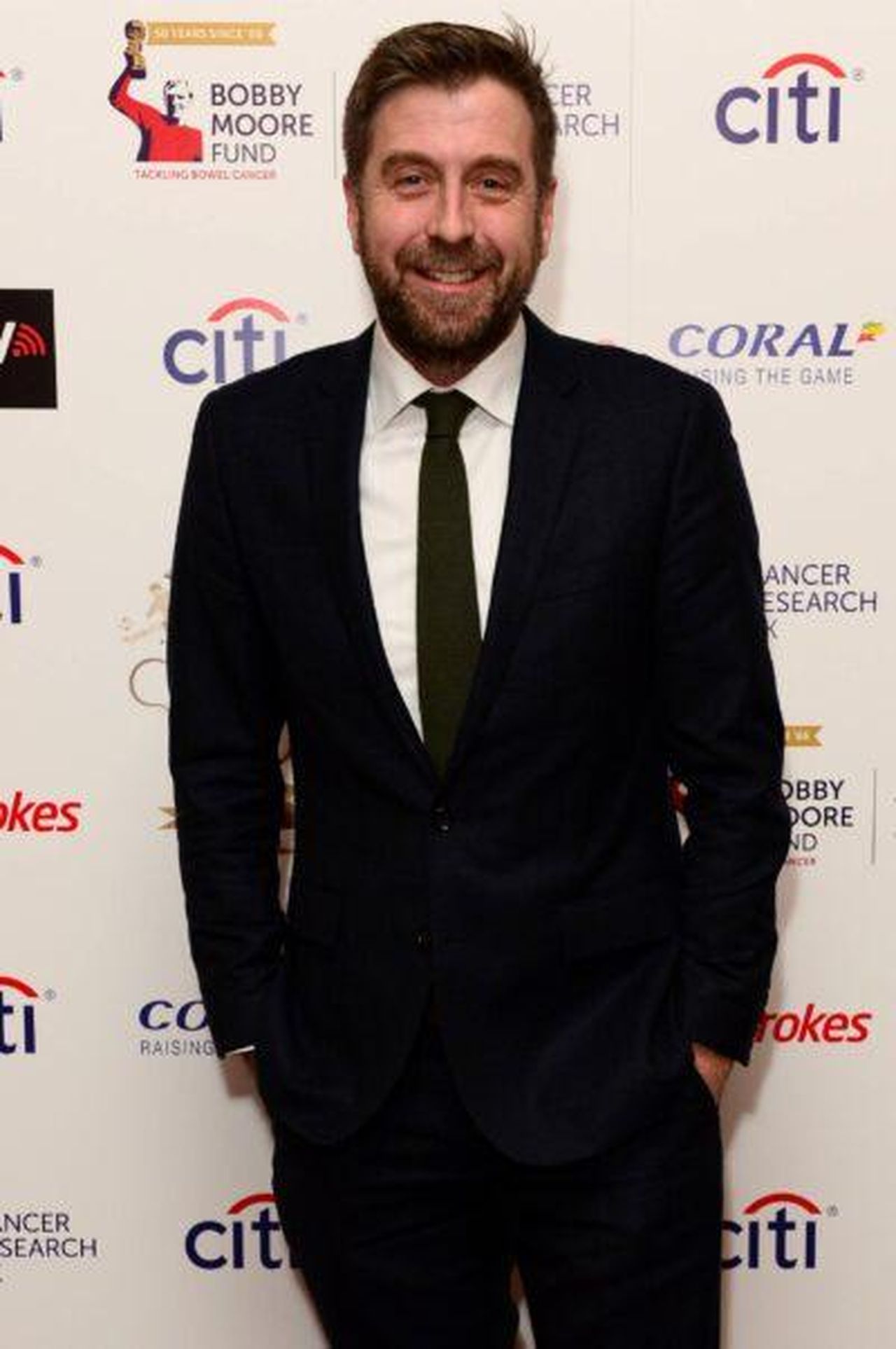Un_nuovo_amore_Claire_Collier_eeJCq020xN - Confidenze24 Source: SplashNews.com - - Mark Chapman sorride
