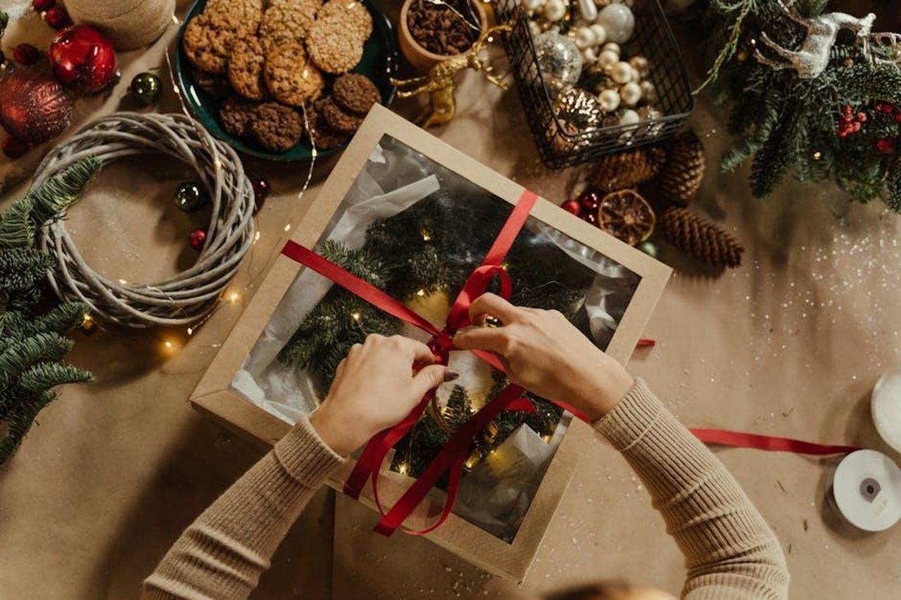 Un_nuovo_inizio_tra_le_due_KxgzjZaXtO - Confidenze24 Source: cottonbro studio - pexels - Top view of a Christmas gift wrapping scene with cookies, baubles, and festive decorations.