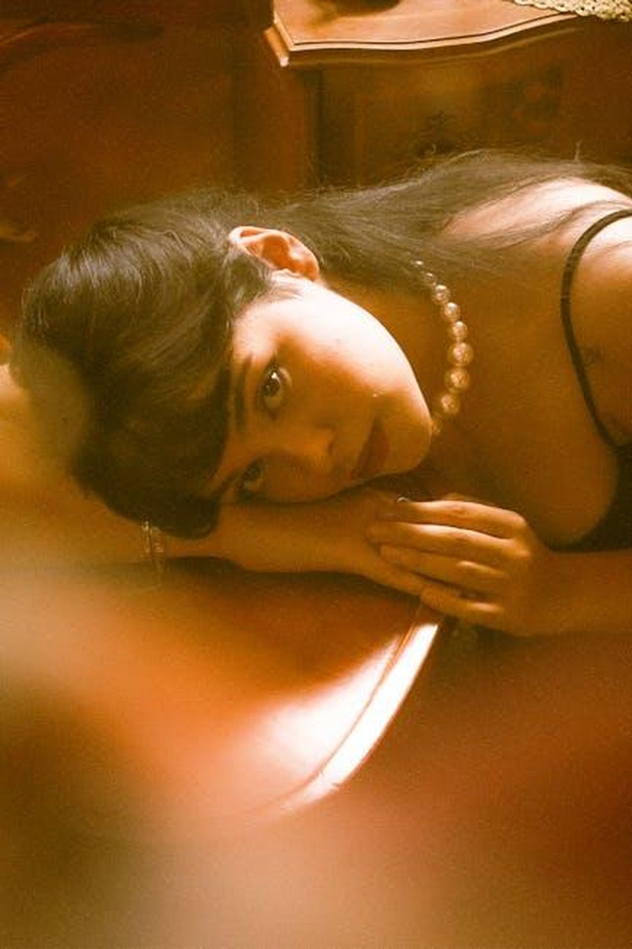 Un_nuovo_interesse_amoroso_per_Jennifer_DvyxCnoln0 - Confidenze24 Source: Seher Doğan - pexels - Captivating portrait of a brunette woman with pearls, captured in soft focus.