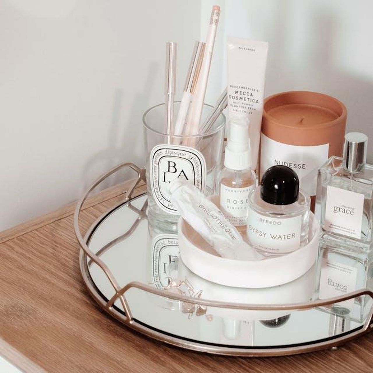 Un_prezzo_imbattibile_per_un_prodotto_di_qualit_3QVlh2kQyn - Confidenze24 Source: Harper Sunday - pexels - Stylish arrangement of beauty products on a wooden table with a mirror tray, creating an aesthetic display.