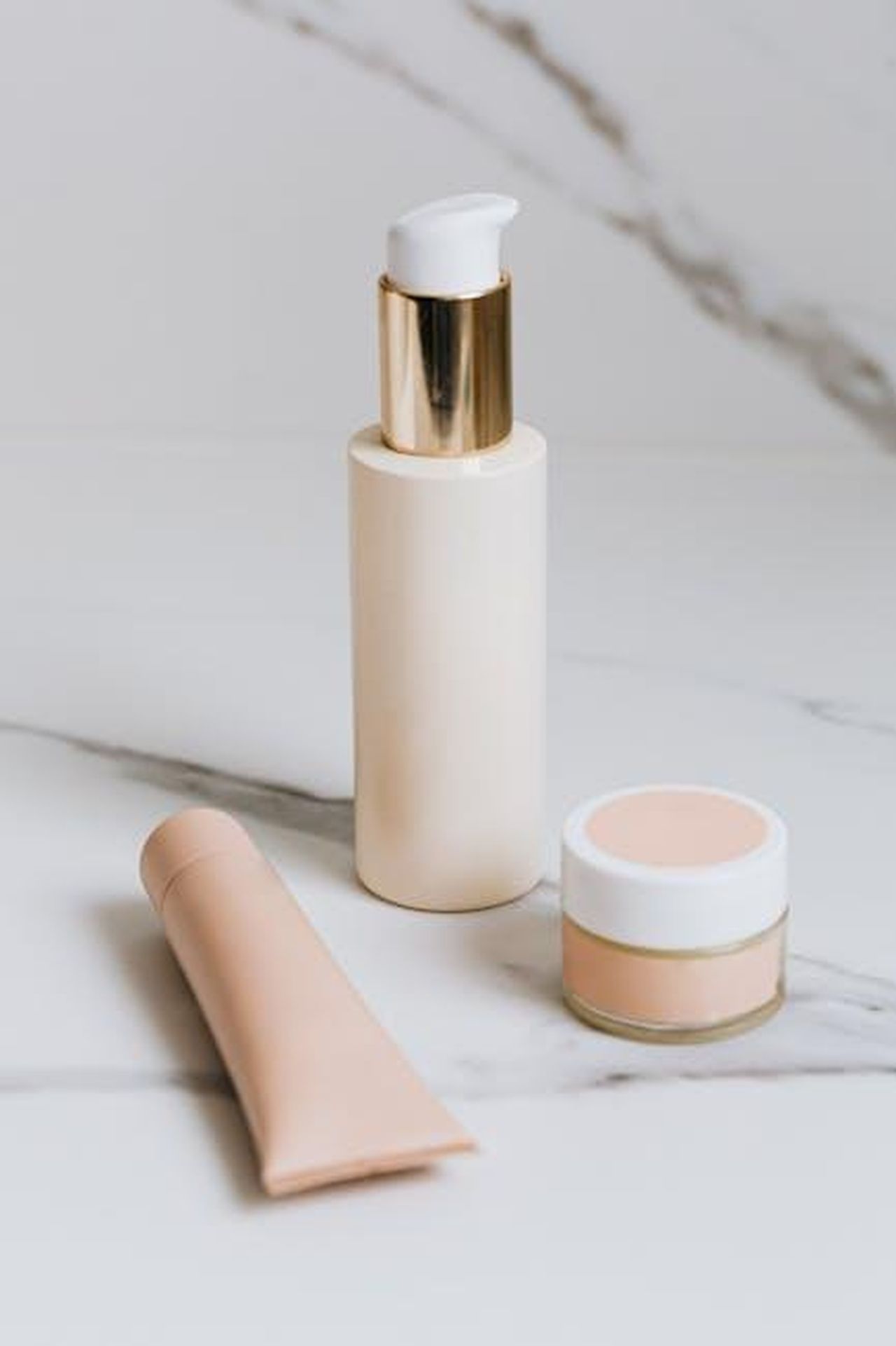 Un_prodotto_di_alta_qualit_a_un_prezzo_accessibile_LlGpFUP3n2 - Confidenze24 Source: Photo By: Kaboompics.com - pexels - Luxurious skincare products elegantly arranged on a marble surface, showcasing beauty essentials.