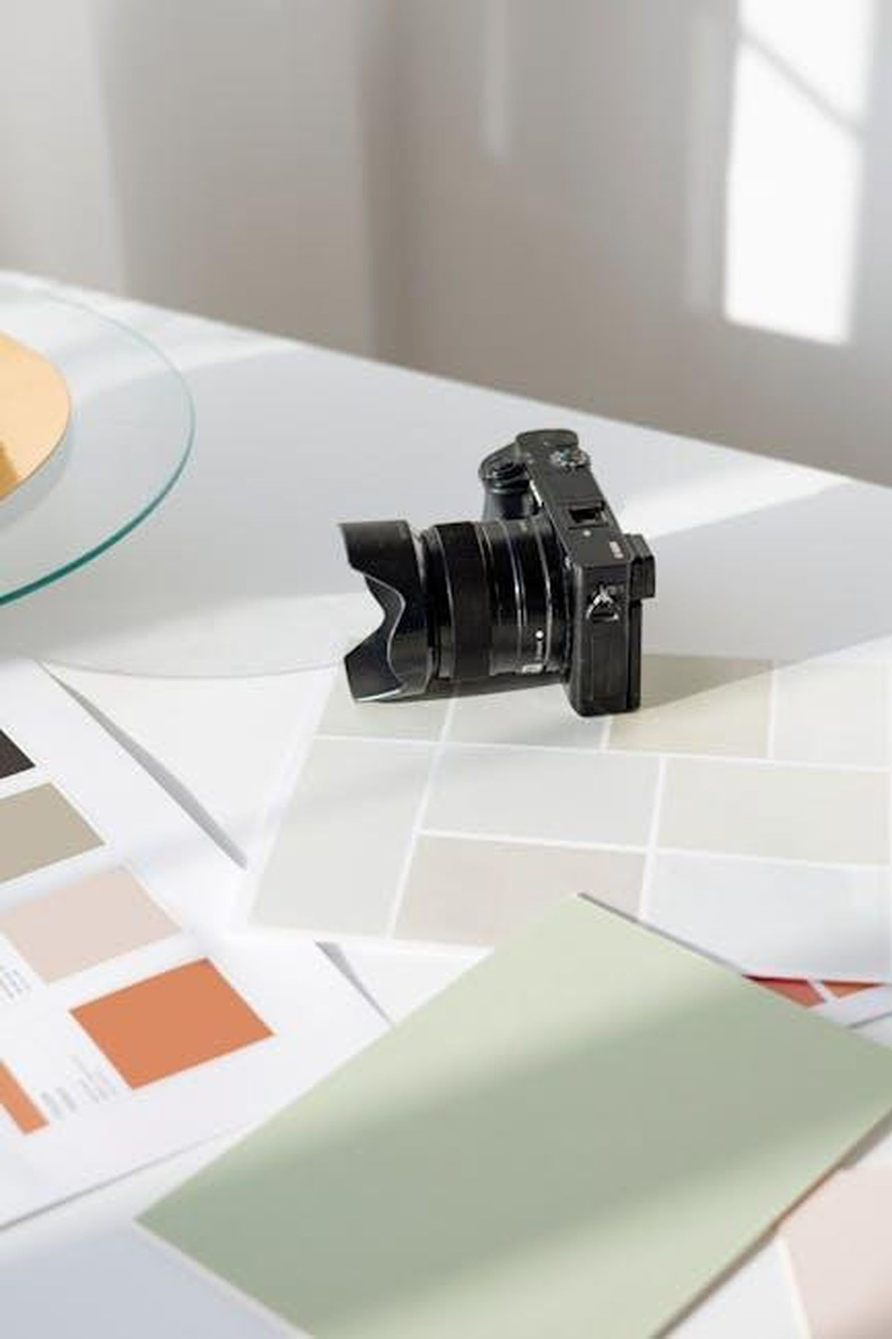 Un_regalo_per_i_fan_di_The_Office_npD7e2KYt4 - Confidenze24 Source: Anna Nekrashevich - pexels - Digital camera resting on a desk with color swatches and design materials.
