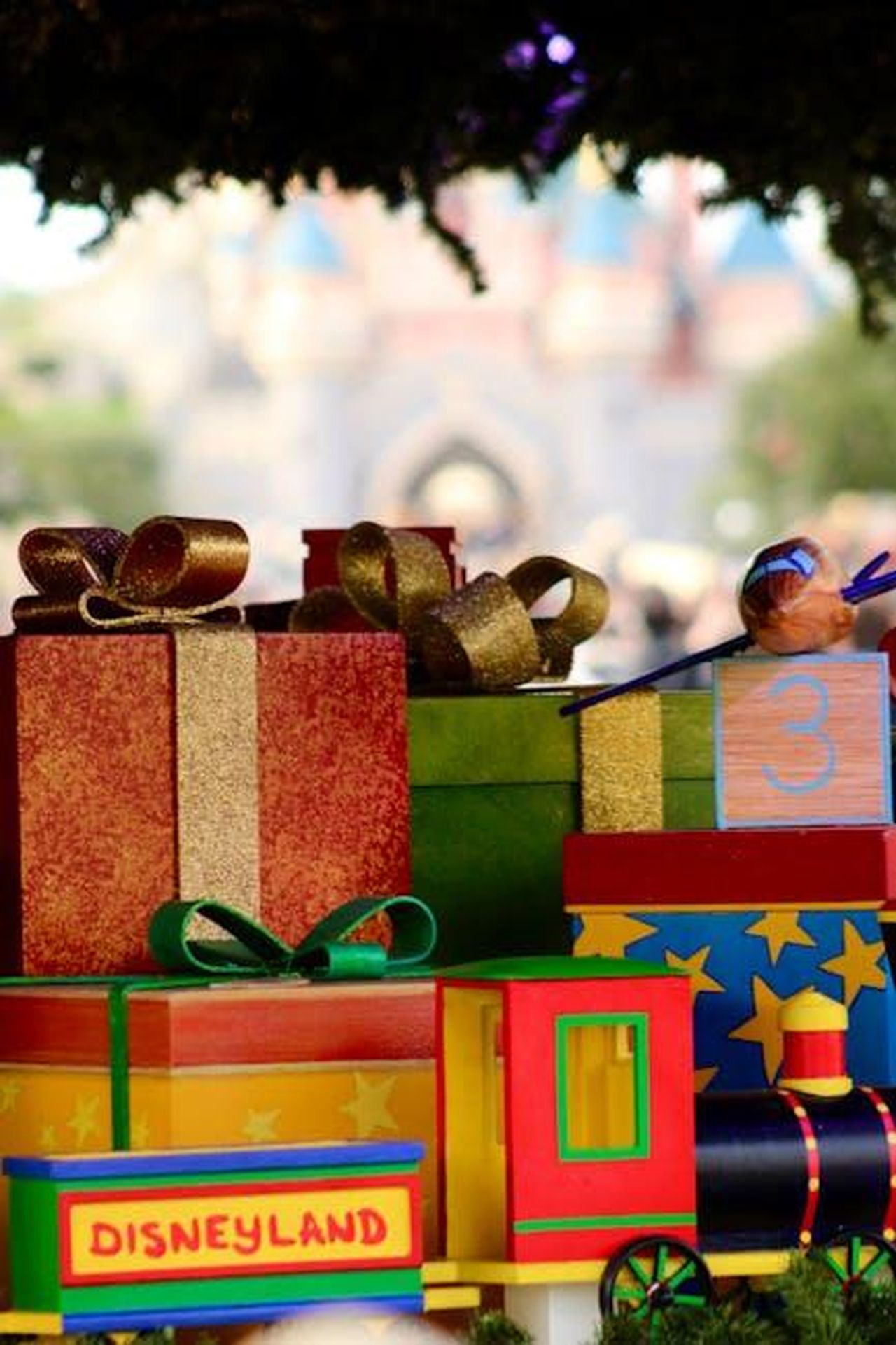 Un_regalo_perfetto_per_i_fan_di_Disney_KrJd9WbUBu - Confidenze24 Source: Magalie Parise - pexels - Vibrant gift boxes and toy train evoke a festive atmosphere at Disneyland Paris.