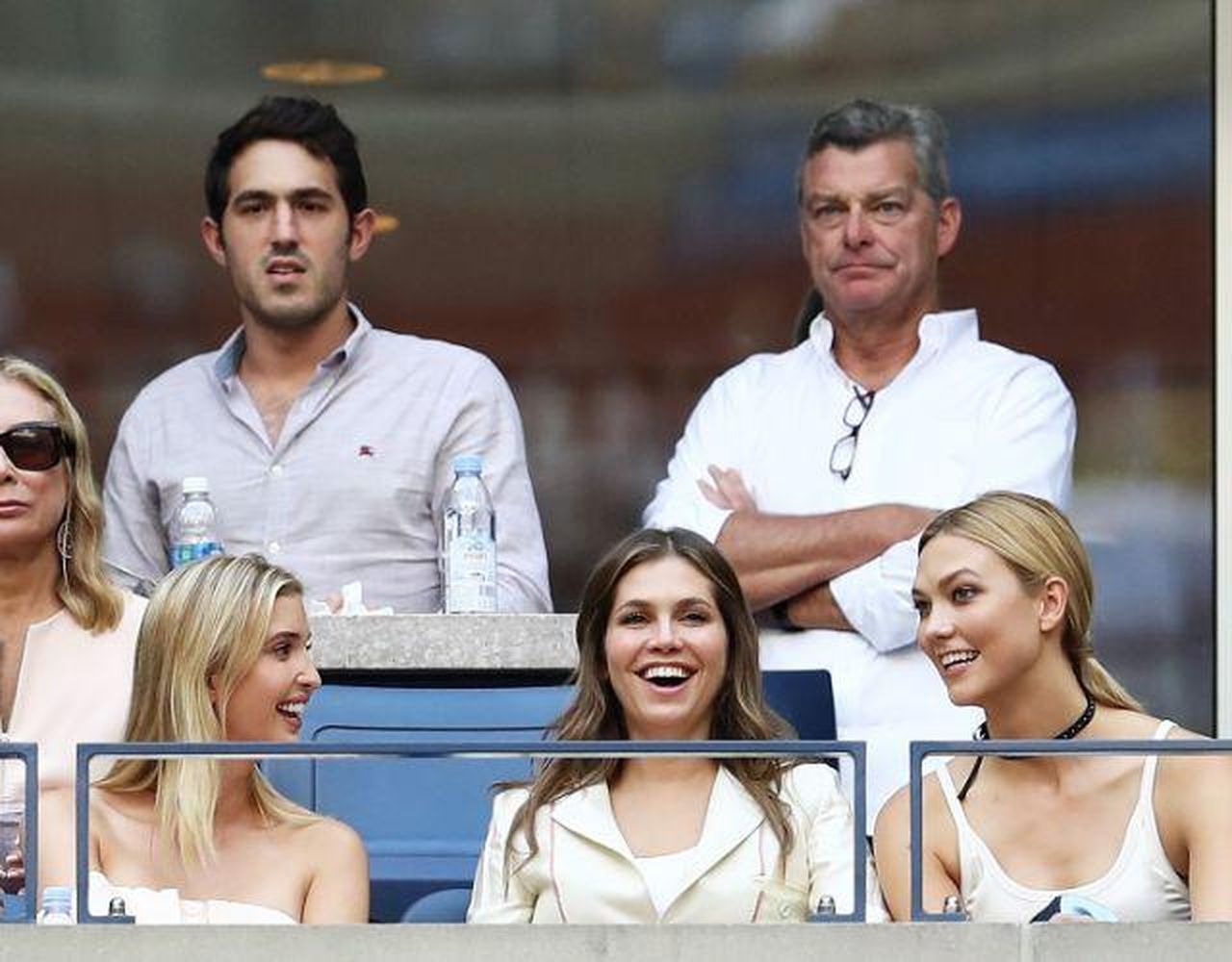 Un_segno_di_supporto_da_Ivanka_a_Kloss_TZtuNKRyta - Confidenze24 Un segno di supporto da Ivanka a Kloss Ivanka Trump e Karlie Kloss