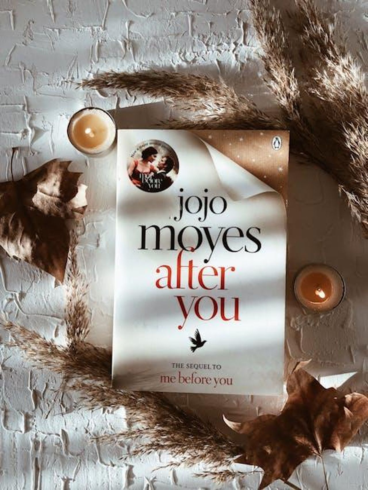 Un_seguito_atteso_Heiress_Among_Thieves_sRGVwwlul4 - Confidenze24 Source: Book Hut - pexels - Top view of a book surrounded by candles and autumn leaves, creating a cozy fall atmosphere.