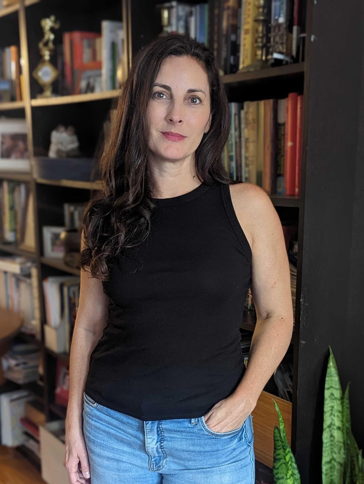 Un_successo_tra_le_mamme_il_tank_top_di_Target_HG7OY8c2HH - Confidenze24 Un successo tra le mamme: il tank top di Target L'autore in tank top nero