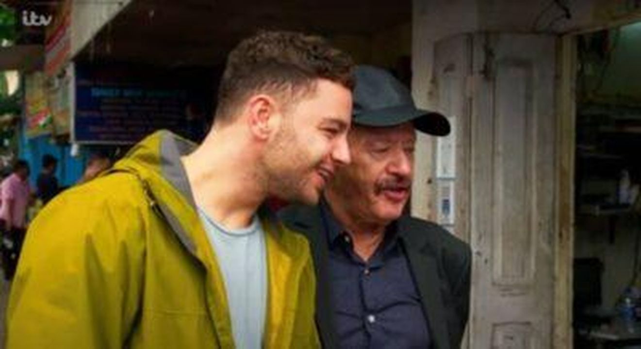 Un_viaggio_emozionante_e_intenso_Cn3kV7BtQV - Confidenze24 Source: YouTube - - Adam Thomas con il padre Dougie in India