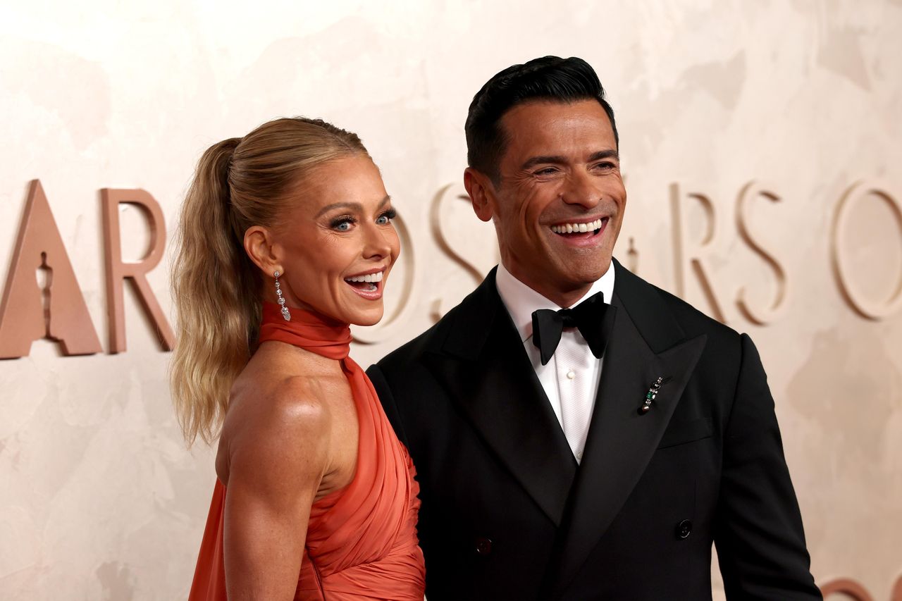 Una_Coppia_Perfetta_5pVcCqWOSv - Confidenze24 Source: Frazer Harrison/WireImage - - Kelly Ripa e Mark Consuelos sul Red Carpet degli Oscar 2025