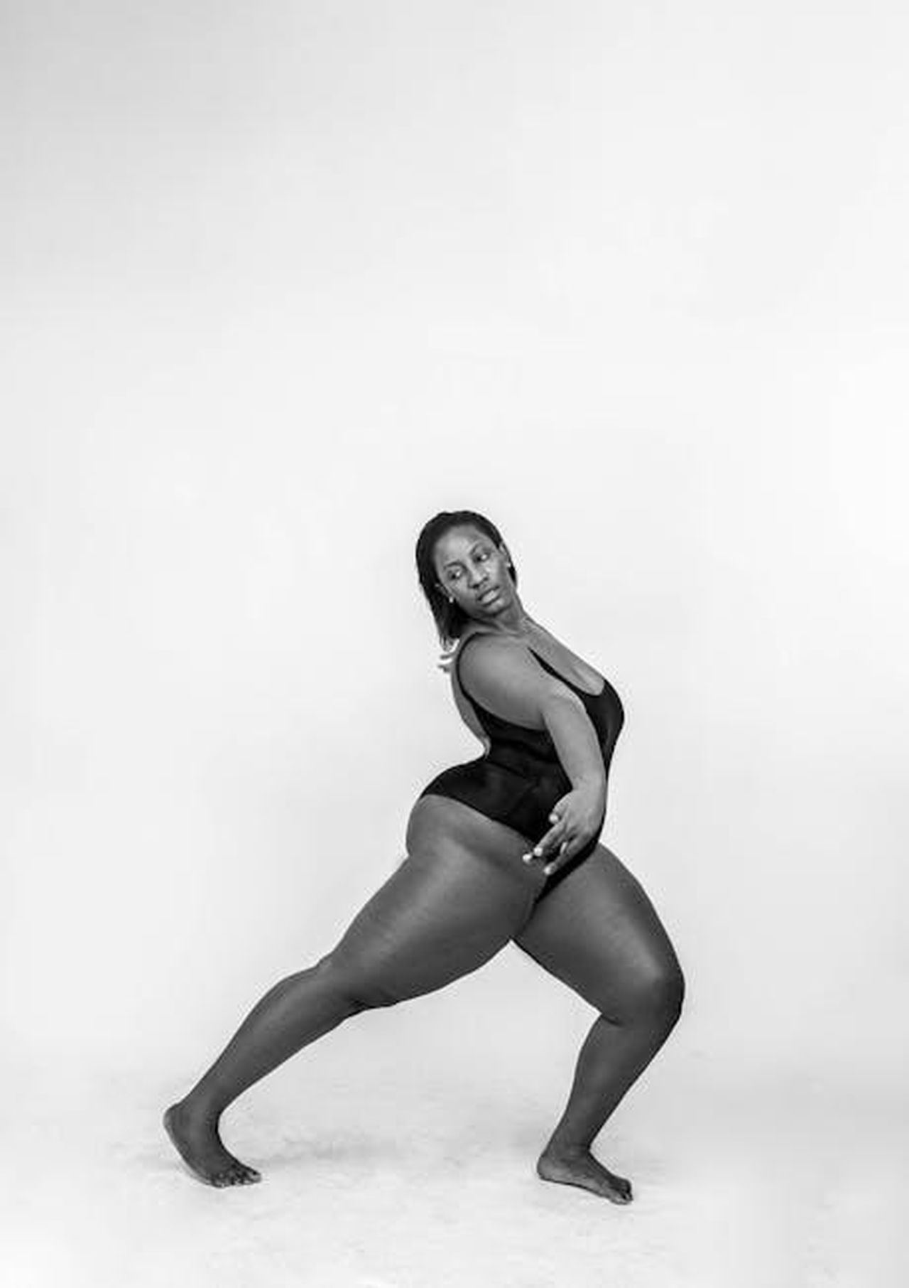 Una_bellezza_QOL3F6oong - Confidenze24 Source: Jennifer Enujiugha - pexels - Black and white photo of a female model posing gracefully in a swimsuit.
