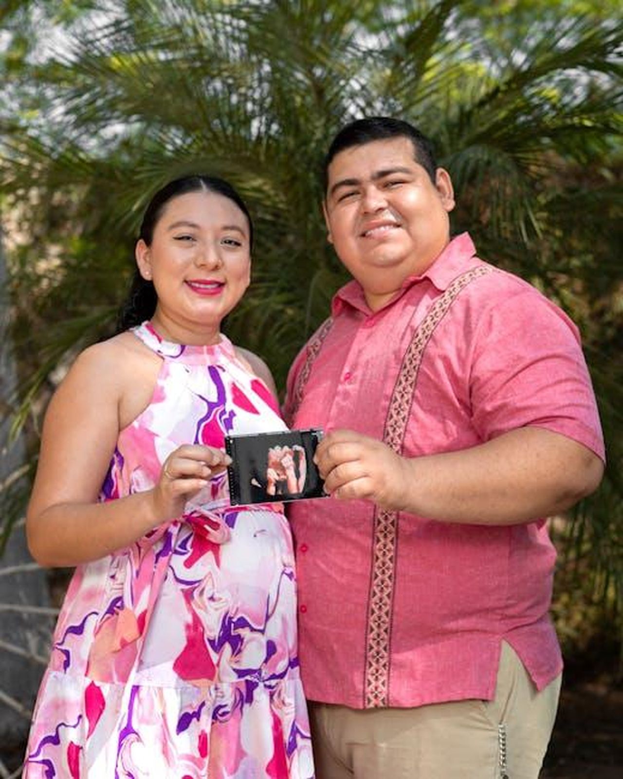 Una_moglie_orgogliosa_Mw0v5KFTus - Confidenze24 Source: Eduardo Barrientos - pexels - Proud couple holding a sonogram outdoors in Dzununcán, Yucatán, México.