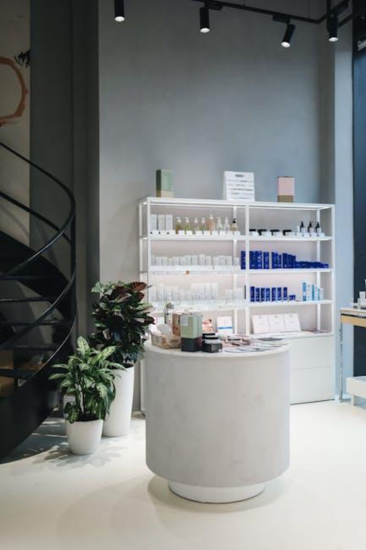 Unalternativa_economica_ai_prodotti_di_lusso_PVhH5rOaB4 - Confidenze24 Source: Polina Tankilevitch - pexels - Contemporary beauty store interior showcasing various cosmetics on elegant shelves.