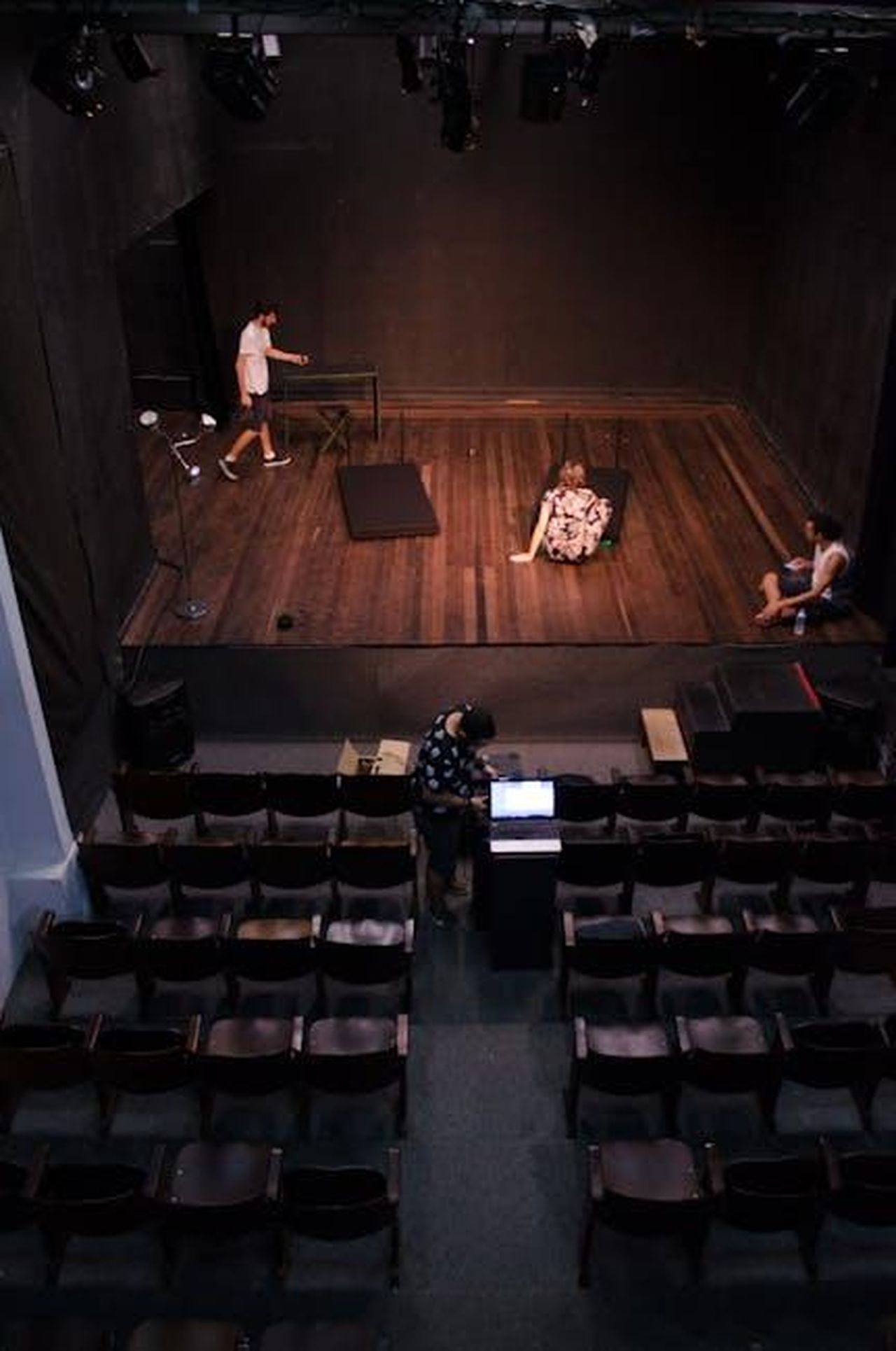 Uzo_Aduba_e_Randall_Park_sono_favorevoli_a_nuove_stagioni_di_The_Residence_JL4kLW4ssD - Confidenze24 Source: Ruca Souza - pexels - Actors rehearsing on stage in an empty theater, viewed from above.