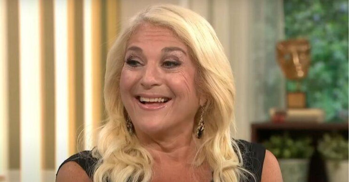 Vanessa_Feltz_alla_guida_di_un_nuovo_talk_show_quotidiano_r9ZZxNZPGp - Confidenze24 Vanessa Feltz alla guida di un nuovo talk show quotidiano Vanessa Feltz sorridente su This Morning