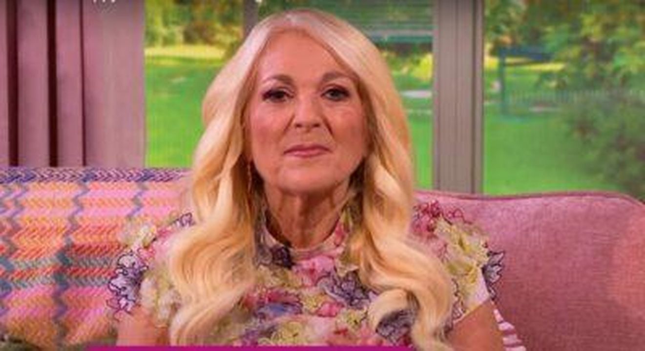 Vanessa_Feltz_risponde_alle_critiche_sul_suo_nuovo_show_VsUxiXC2D7 - Confidenze24 Vanessa Feltz risponde alle critiche sul suo nuovo show Vanessa Feltz gazing in front