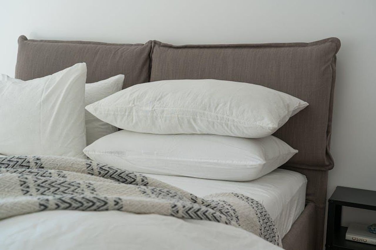 Vantaggi_delle_lenzuola_Utopia_PYknHk2S0I - Confidenze24 Source: Castorly Stock - pexels - Modern bedroom featuring clean white bedding and pillows for a cozy and inviting atmosphere.