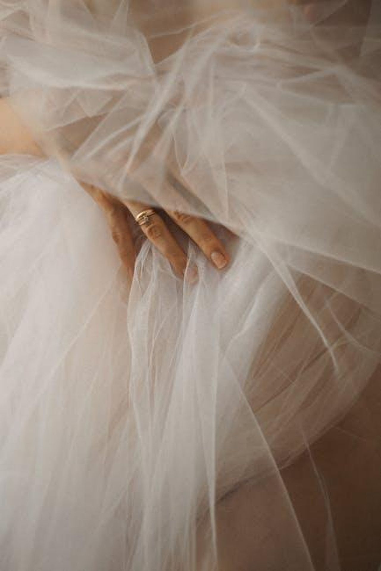Vergine_23_agosto__22_settembre_VLGelwUgVn - Confidenze24 Source: Margarita - pexels - A close-up image of a delicate hand adorned with a ring, gracefully touching elegant tulle fabric.