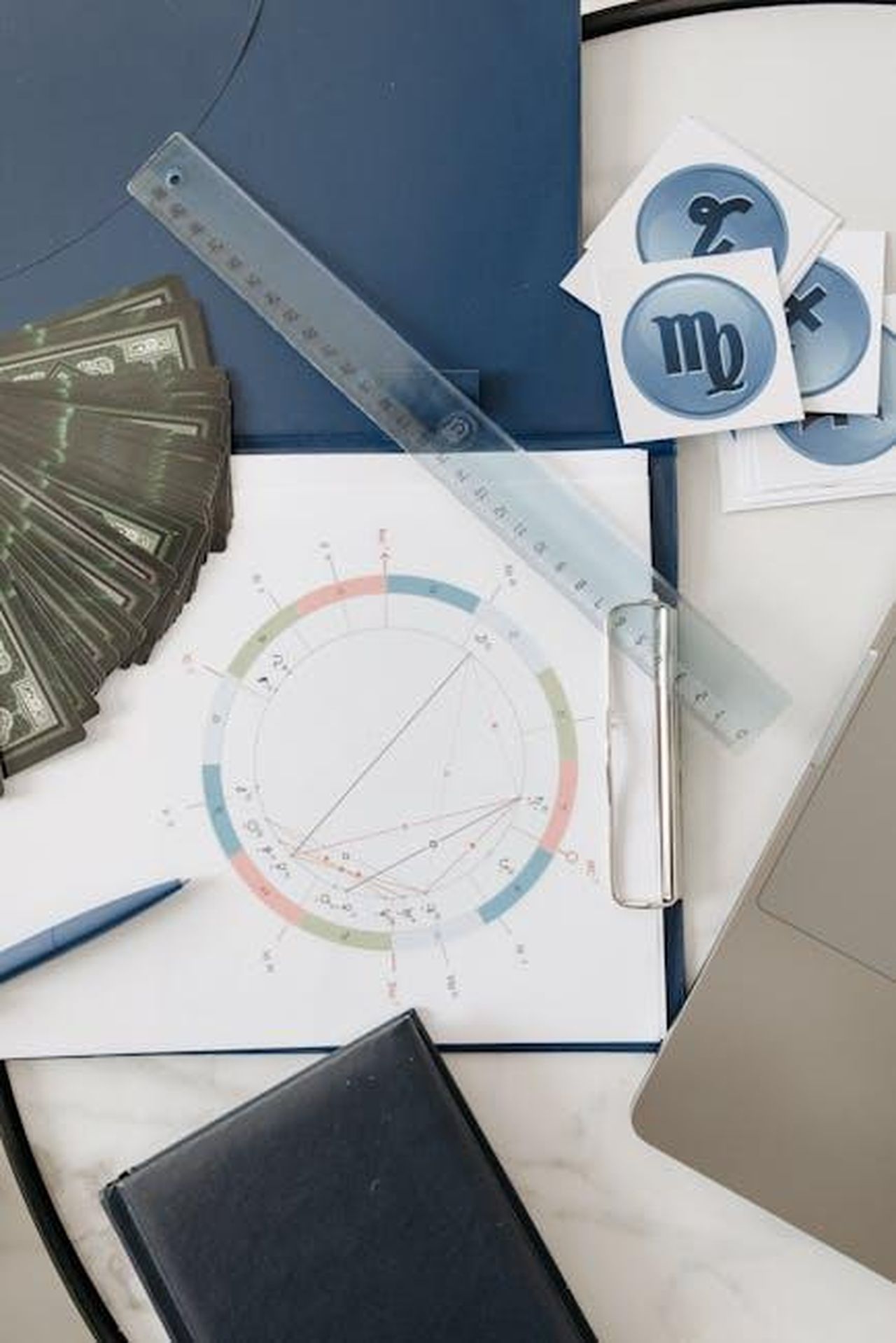 Vergine_23_agosto__22_settembre_tD0Pquc9fn - Confidenze24 Source: Pavel Danilyuk - pexels - Astrology chart setup with cards, ruler, and symbols on a table.
