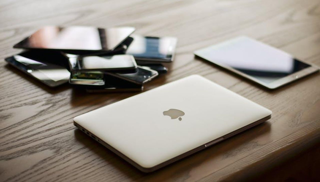 Vinci_la_battaglia_dei_dispositivi_zeTCabSMgT - Confidenze24 Source: Pixabay - pexels - A variety of modern electronic gadgets, including a laptop and smartphones, on a wooden table.