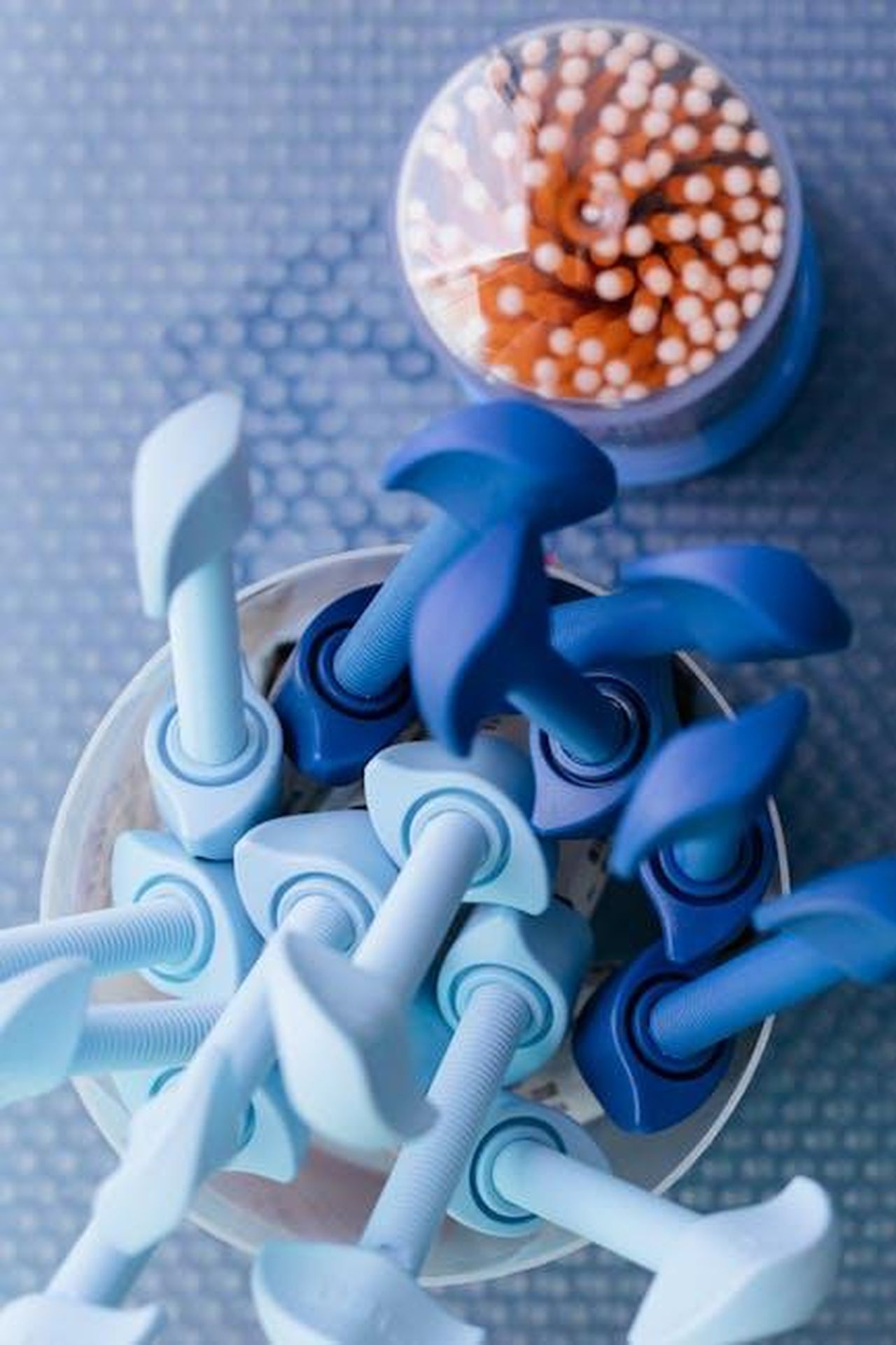 Voci_sulla_chirurgia_plastica_FqbZwyisiZ - Confidenze24 Source: cottonbro studio - pexels - Overhead view of blue dental equipment tools with cotton swabs in the background.