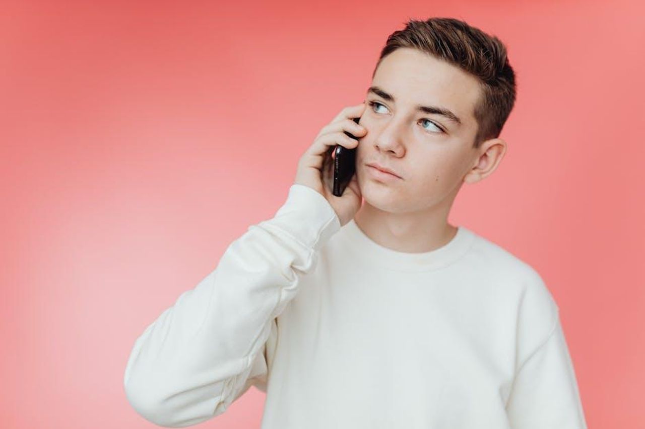 Vogliono_ancora_parlare_con_te_ma__diverso_3cqqXmHDZa - Confidenze24 Source: Photo By: Kaboompics.com - pexels - Young male teenager talking on mobile phone against pink backdrop.