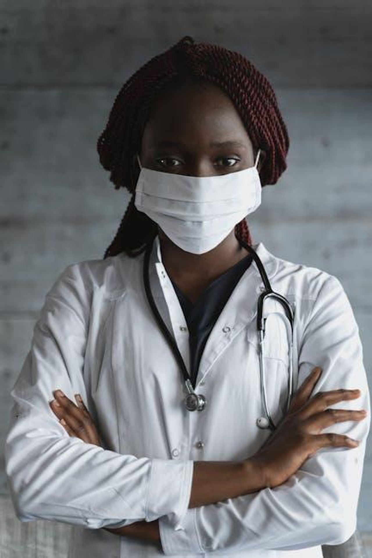 Vorr_fare_il_BBL_dopo_VCMxtpLHXR - Confidenze24 Source: Tima Miroshnichenko - pexels - Portrait of a confident female doctor wearing a mask and stethoscope, arms crossed.