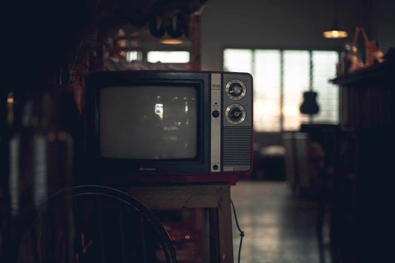 WLM_non__paragonabile_a_Suits_hG7kukZeDS - Confidenze24 Source: Huỳnh Đạt - pexels - A classic CRT television in a dimly lit vintage room in Ho Chi Minh City, Vietnam.