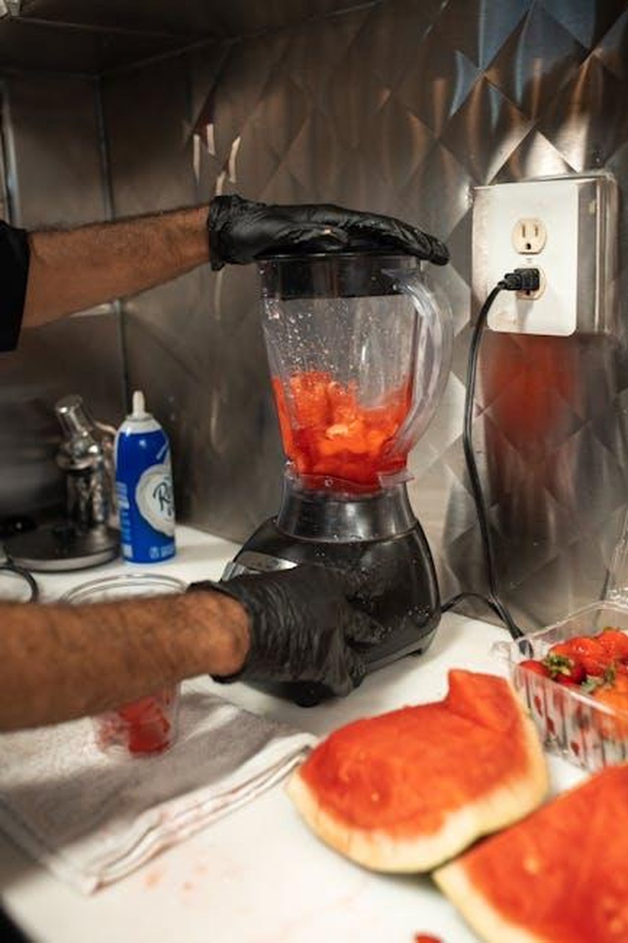 Watermelon_Tuna_Bowl_SAxuafoszd - Confidenze24 Source: RDNE Stock project - pexels - Close-up of fresh watermelon being blended, ideal for food blogs and smoothie enthusiasts.