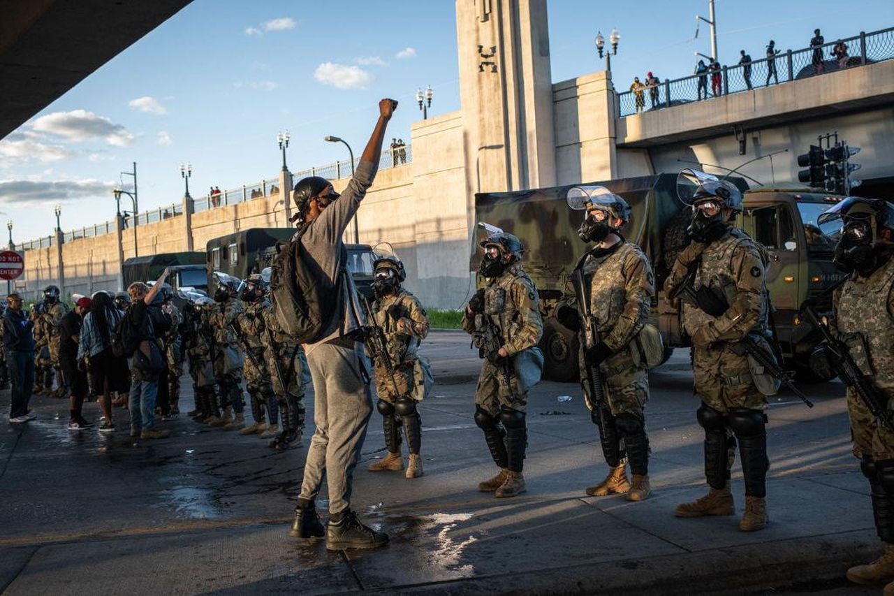 Waters_Accusa_Trump_di_Voler_la_Violenza_kVNcJFyQo6 - Confidenze24 Source: HOSSEIN FATEMI / Getty - Getty Images - BLM-Protests-in-Minneapolis