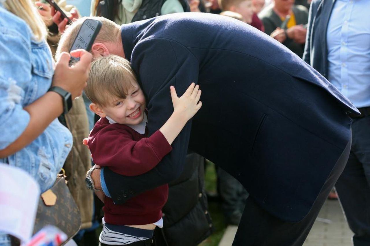 William_e_il_suo_lato_affettuoso_con_i_bambini_oDz8lvwt90 - Confidenze24 Source: Avalon Red - - Il Principe William gioca con i bambini