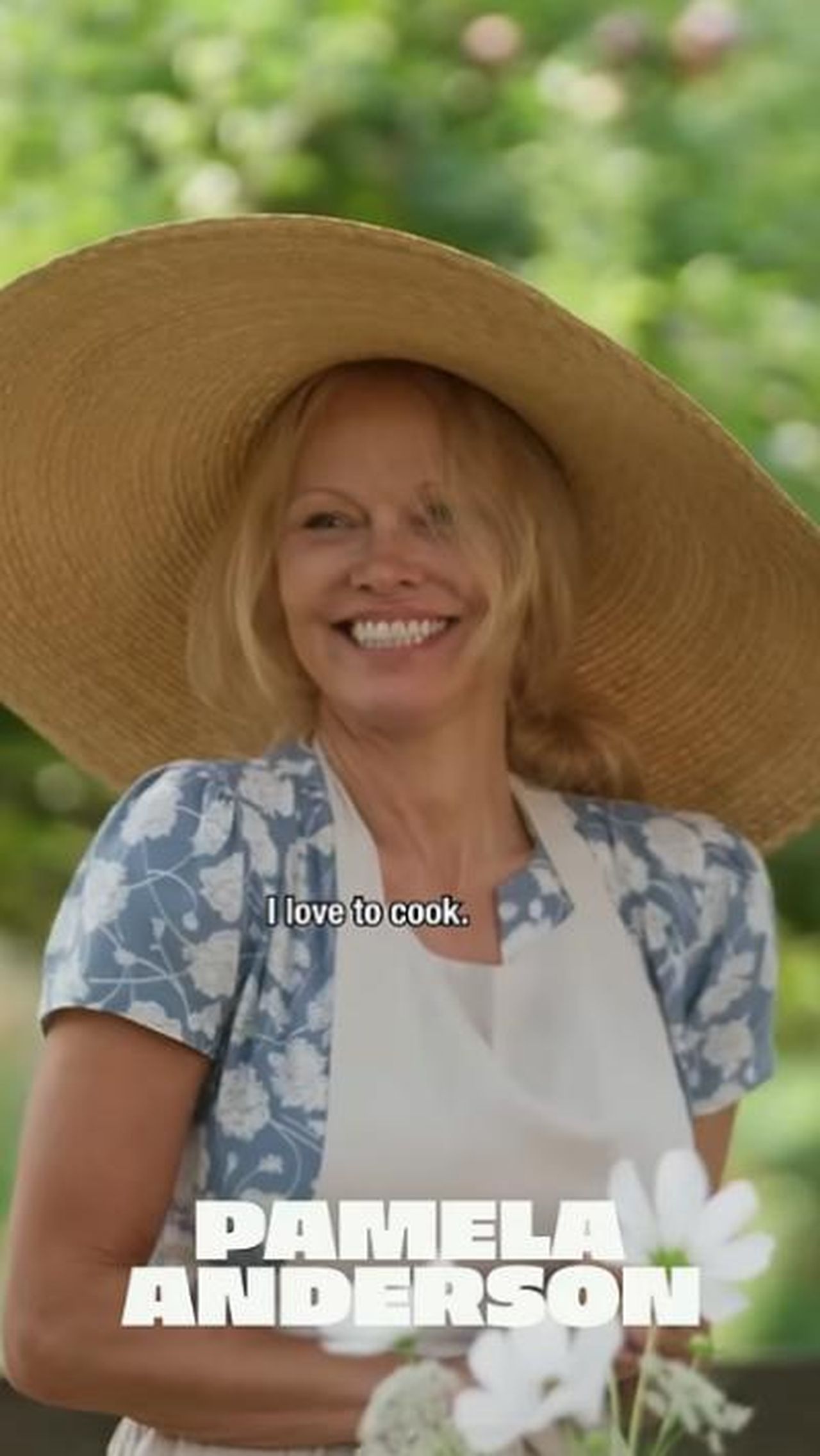With_Love_Meghan_debutta_su_Netflix_tra_le_polemiche_atIkrZNuVN - Confidenze24 With Love, Meghan debutta su Netflix tra le polemiche Pamela Anderson sorridente con un cappello di paglia